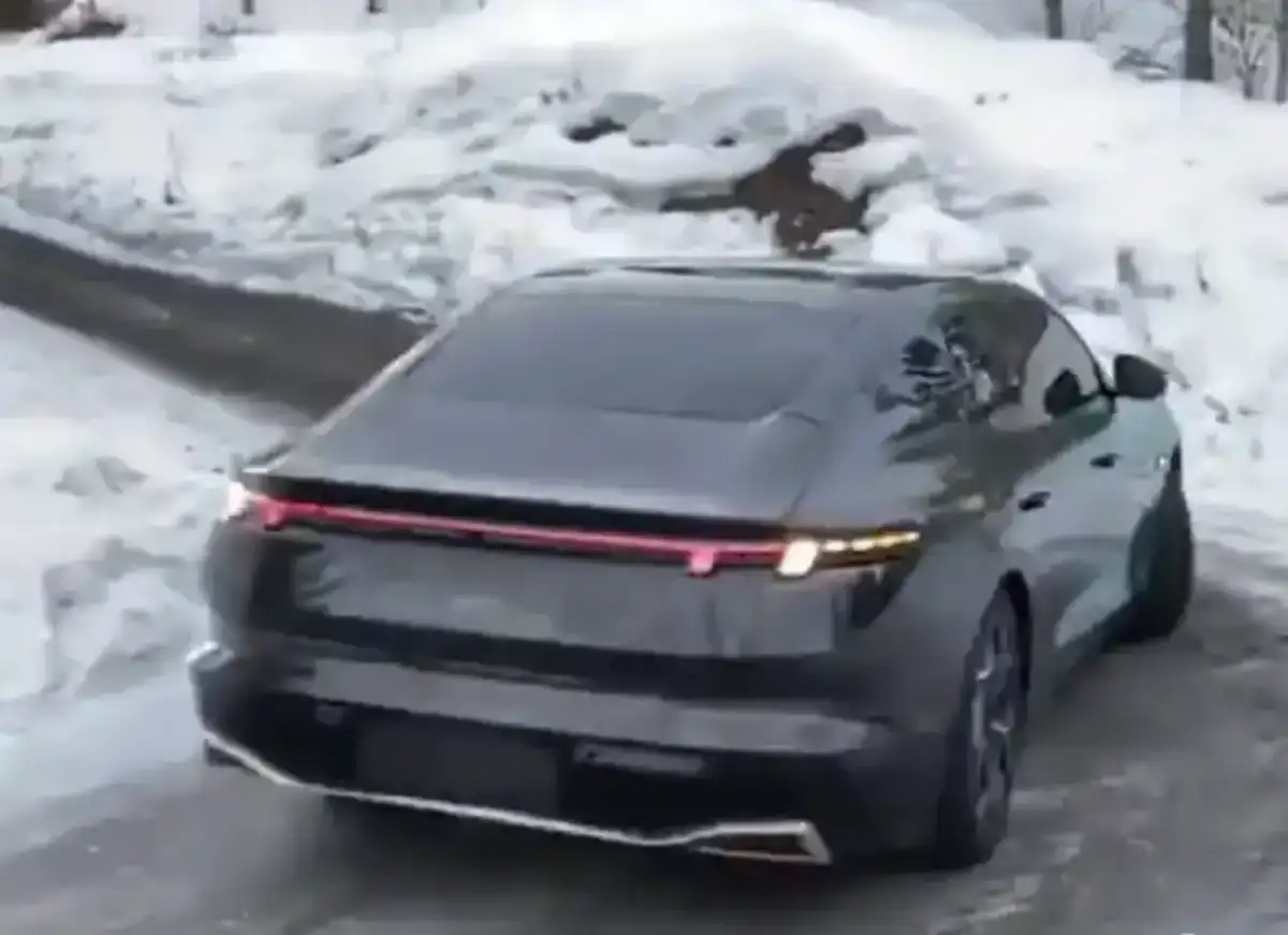 MAY様 First Spy Photos Reveal Promising Lynk Co 10 EM P Hybrid Sedan
